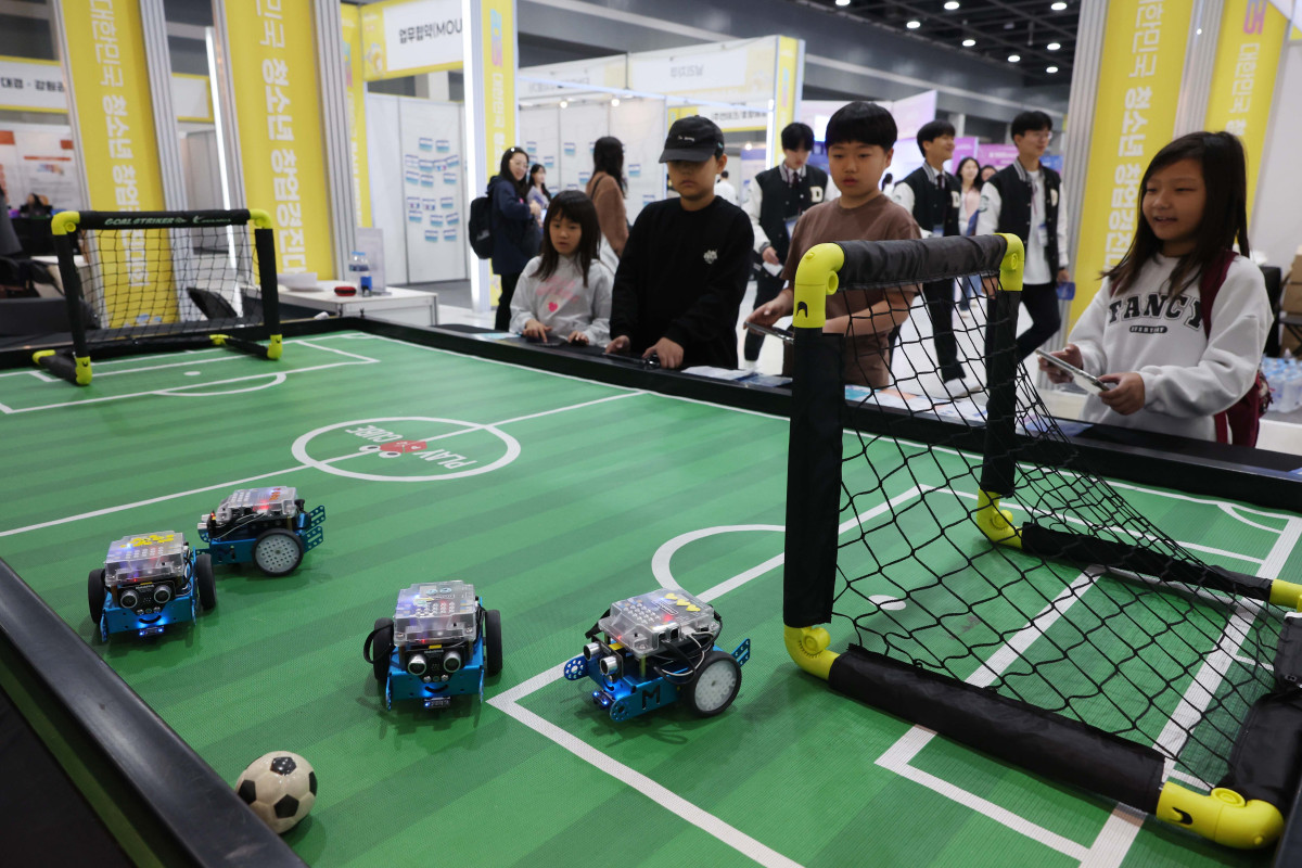 ▲30일 서울 서초구 aT센터에서 열린 ‘2025 대한민국 청소년창업경진대회’를 찾은 어린이들이 AI로봇 축구를 체험하고 있다. 교육부와 17개 시·도교육청 주최로 올해 12번째를 맞이한 '대한민국 청소년 창업경진대회'는 ‘인공지능(AI) 시대의 주역, 창업으로 미래를 열다!’를 주제로 운영됐다. 지난해(498개)보다 150개가 증가한 전국 648개 청소년 창업동아리가 참가했으며, 결선엔 50개 동아리가 진출해 동아리관(부스)을 운영하고 활동 성과를 공유했다. 결선에서는 온라인 발표 심사 결과와 당일 부스 운영 심사 결과를 종합해 최종 시상 동아리가 선정된다. 신태현 기자 holjjak@