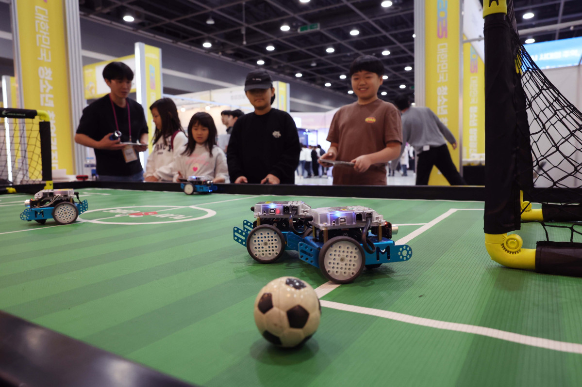 ▲30일 서울 서초구 aT센터에서 열린 ‘2025 대한민국 청소년창업경진대회’를 찾은 어린이들이 AI로봇 축구를 체험하고 있다. 교육부와 17개 시·도교육청 주최로 올해 12번째를 맞이한 '대한민국 청소년 창업경진대회'는 ‘인공지능(AI) 시대의 주역, 창업으로 미래를 열다!’를 주제로 운영됐다. 지난해(498개)보다 150개가 증가한 전국 648개 청소년 창업동아리가 참가했으며, 결선엔 50개 동아리가 진출해 동아리관(부스)을 운영하고 활동 성과를 공유했다. 결선에서는 온라인 발표 심사 결과와 당일 부스 운영 심사 결과를 종합해 최종 시상 동아리가 선정된다. 신태현 기자 holjjak@