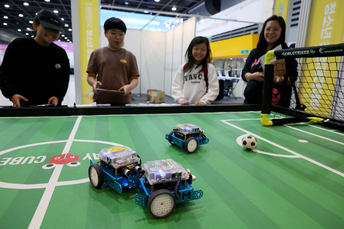 ▲30일 서울 서초구 aT센터에서 열린 ‘2025 대한민국 청소년창업경진대회’를 찾은 어린이들이 AI로봇 축구를 체험하고 있다. 교육부와 17개 시·도교육청 주최로 올해 12번째를 맞이한 '대한민국 청소년 창업경진대회'는 ‘인공지능(AI) 시대의 주역, 창업으로 미래를 열다!’를 주제로 운영됐다. 지난해(498개)보다 150개가 증가한 전국 648개 청소년 창업동아리가 참가했으며, 결선엔 50개 동아리가 진출해 동아리관(부스)을 운영하고 활동 성과를 공유했다. 결선에서는 온라인 발표 심사 결과와 당일 부스 운영 심사 결과를 종합해 최종 시상 동아리가 선정된다. 신태현 기자 holjjak@