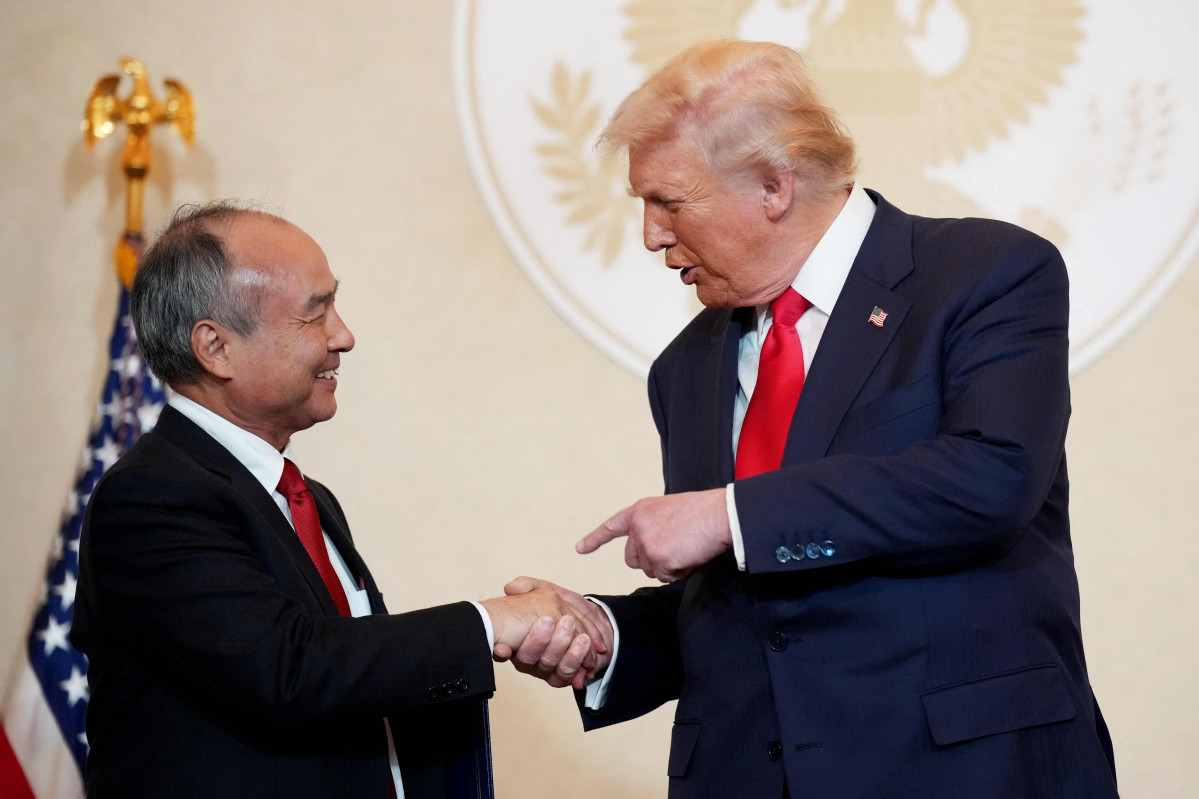 ▲일본을 방문한 도널드 트럼프 미국 대통령과 손정의 소프트뱅크그룹(SBG) 회장이 28일(현지시간) 일본 도쿄 주재 미국 대사관저에서 재계 지도자들과의 회동을 통해 양해각서(MOU)에 서명한 후 악수하고 있다. (도쿄/AFP연합뉴스)