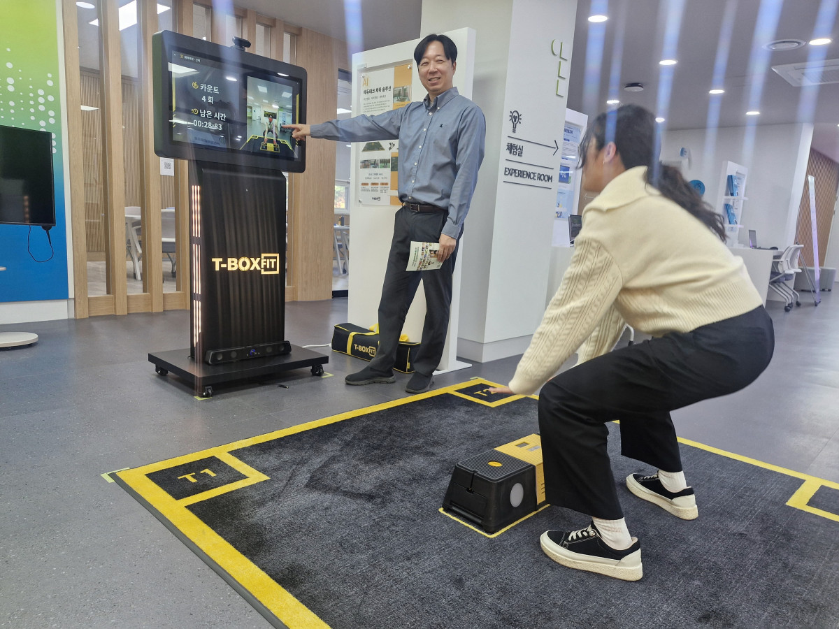 ▲교육부 직원 이듀테크 기업 (주)모이다 AI 체력측정기 ‘올바디(Allbody)’를 시연하고 있다. (손현경 기자)