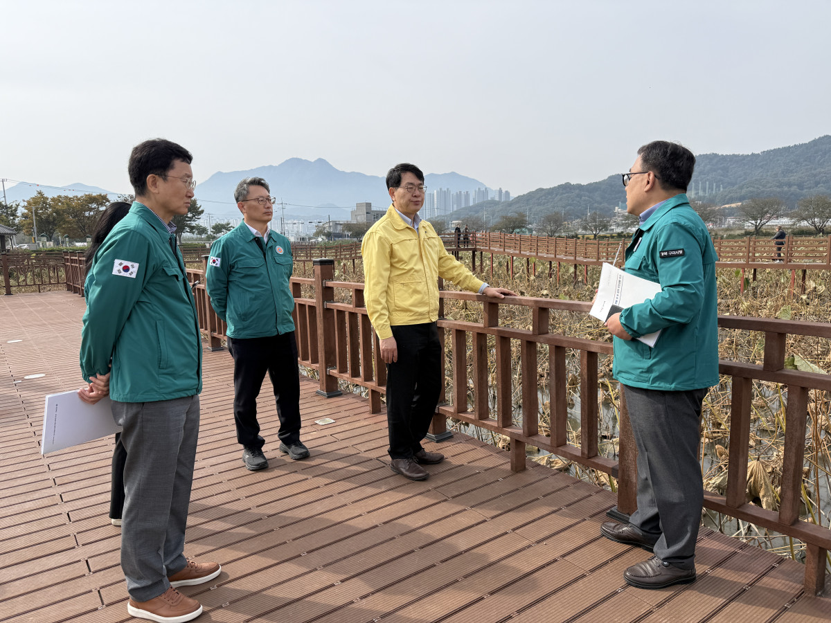 ▲김정욱 농림축산식품부 농업혁신정책실장(오른쪽 두 번째)이 30일 경상북도 구미시 지산샛강 철새도래지를 찾아 방역관리 상황을 점검하고 있다. (사진제공=농림축산식품부)