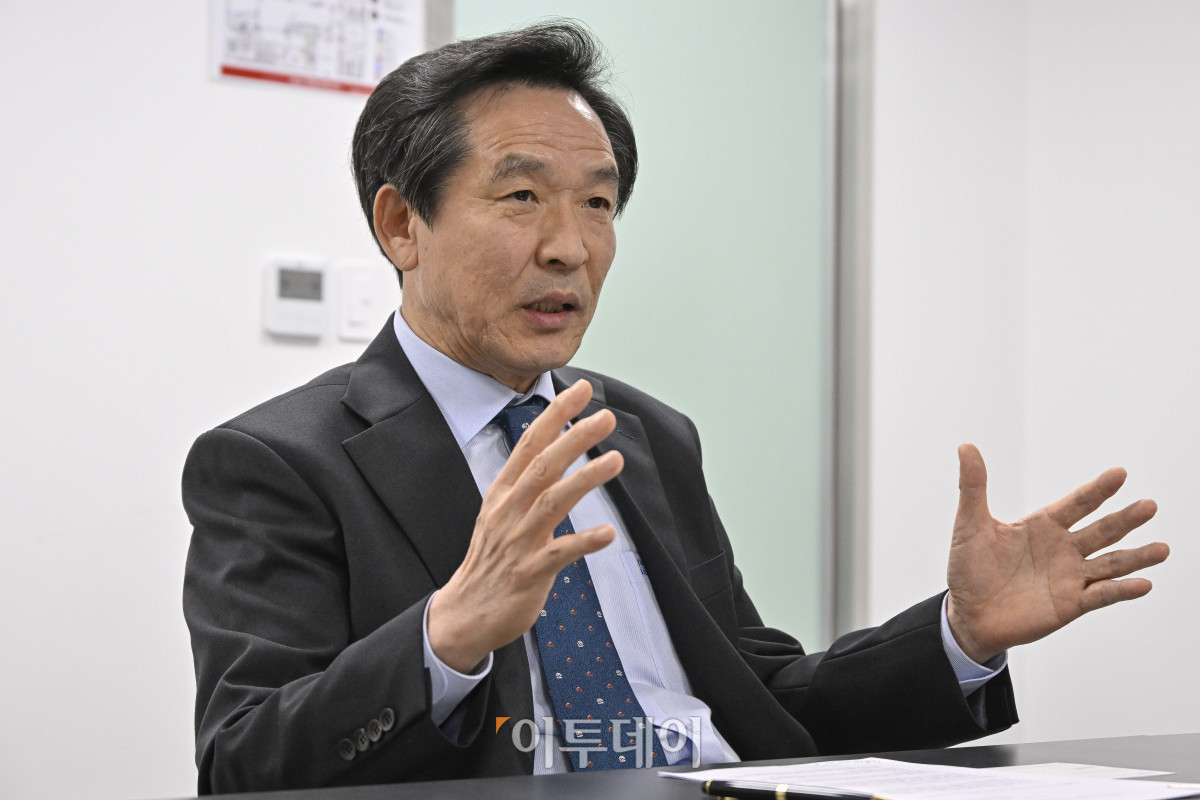 ▲이광희 HLB생명과학 부사장이 22일 경기도 안성시 HLB생명과학 안성2공장에서 본지와 인터뷰를 갖고 “글로벌 사업을 확대해 의료기기 사업본부를 단숨에 300억 원대 규모로 키우겠다. 35년에 걸친 주사기 제조 인생을 건 도전”이라고 강조했다. 조현호 기자 hyunho@