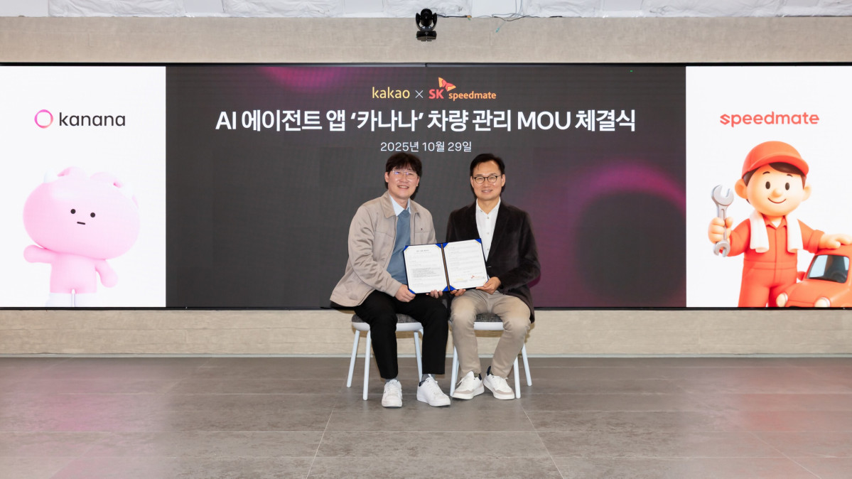 ▲ 29일 오후 카카오 판교 아지트에서 카카오 김종한 카나나 성과리더(왼쪽)과 SK스피드메이트 안무인 대표이사가  카나나 기반의 차량 관리에 대한 업무협약(MOU)을 체결하고 있다.  (사진제공=카카오)