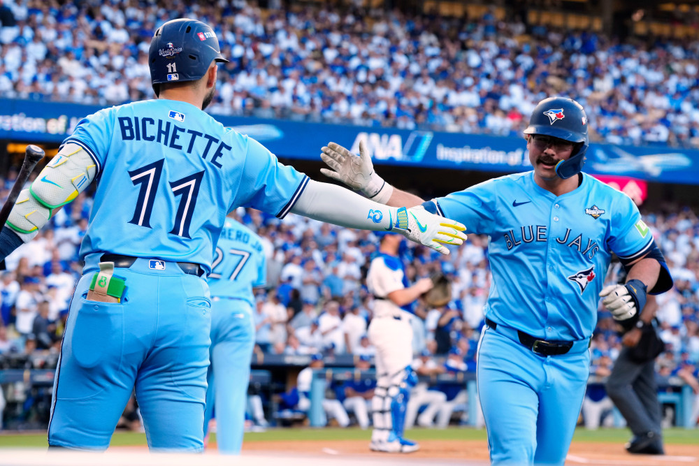 ▲29일(현지시간) 미국 캘리포니아주 로스앤젤레스.토론토 블루제이스의 데이비스 슈나이더(36번)가 1회 초 솔로 홈런을 친 뒤, 지명타자 보 비셋(11번)과 함께 기뻐하고 있다. (AP/연합뉴스)