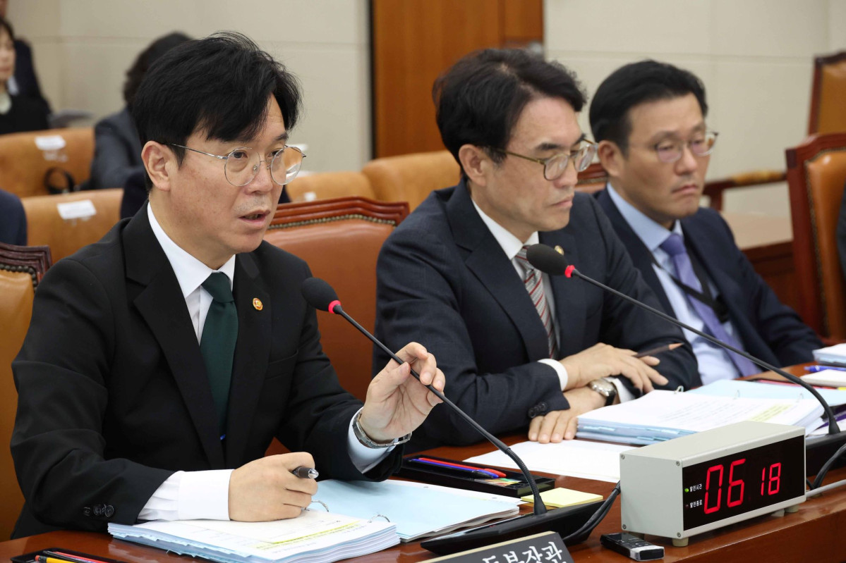 ▲김영훈 고용노동부 장관이 30일 오전 서울 여의도 국회 기후에너지환경노동위원회에서 열린 고용노동부 등 종합감사에서 의원 질의에 답변하고 있다. (뉴시스)