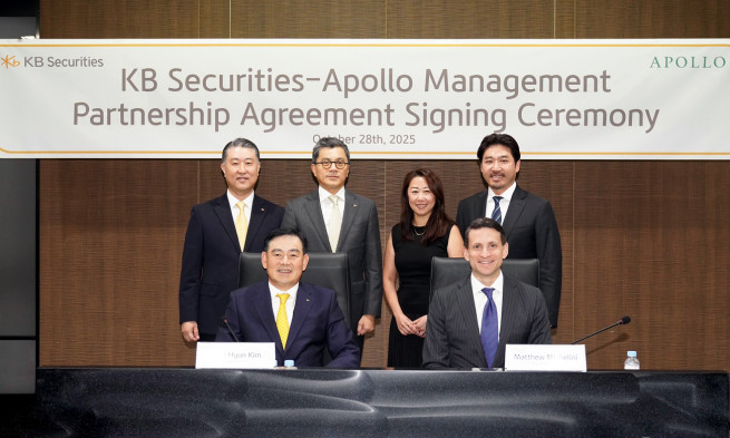 ▲이달 28일 KB증권 본사에서 김성현(앞줄 왼쪽부터) KB증권 대표와 매튜 미켈리니 아폴로 아시아태평양 대표 및 양현종(뒷줄 왼쪽부터) KB증권 IB2그룹장, 강진두 KB증권 경영기획그룹장, 메이링 림 아폴로 캐피탈 솔루션 아시아태평양 대표, 이재현 아폴로 한국 대표가 업무협약식을 진행하며 기념 촬영을 하고 있다. (제공=KB증권)