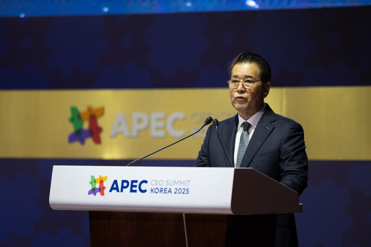 ▲30일 포스코그룹 장인화 회장이 APEC CEO Summit이 열리는 경주 예술의전당에서 기조연설을 하고 있다. (포스코홀딩스)