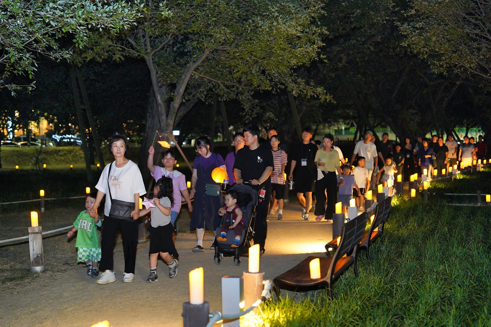 ▲‘성밖숲 나이트워킹’에서 3대 가족이 야간 워킹을 즐기고 있다.(성주군청)