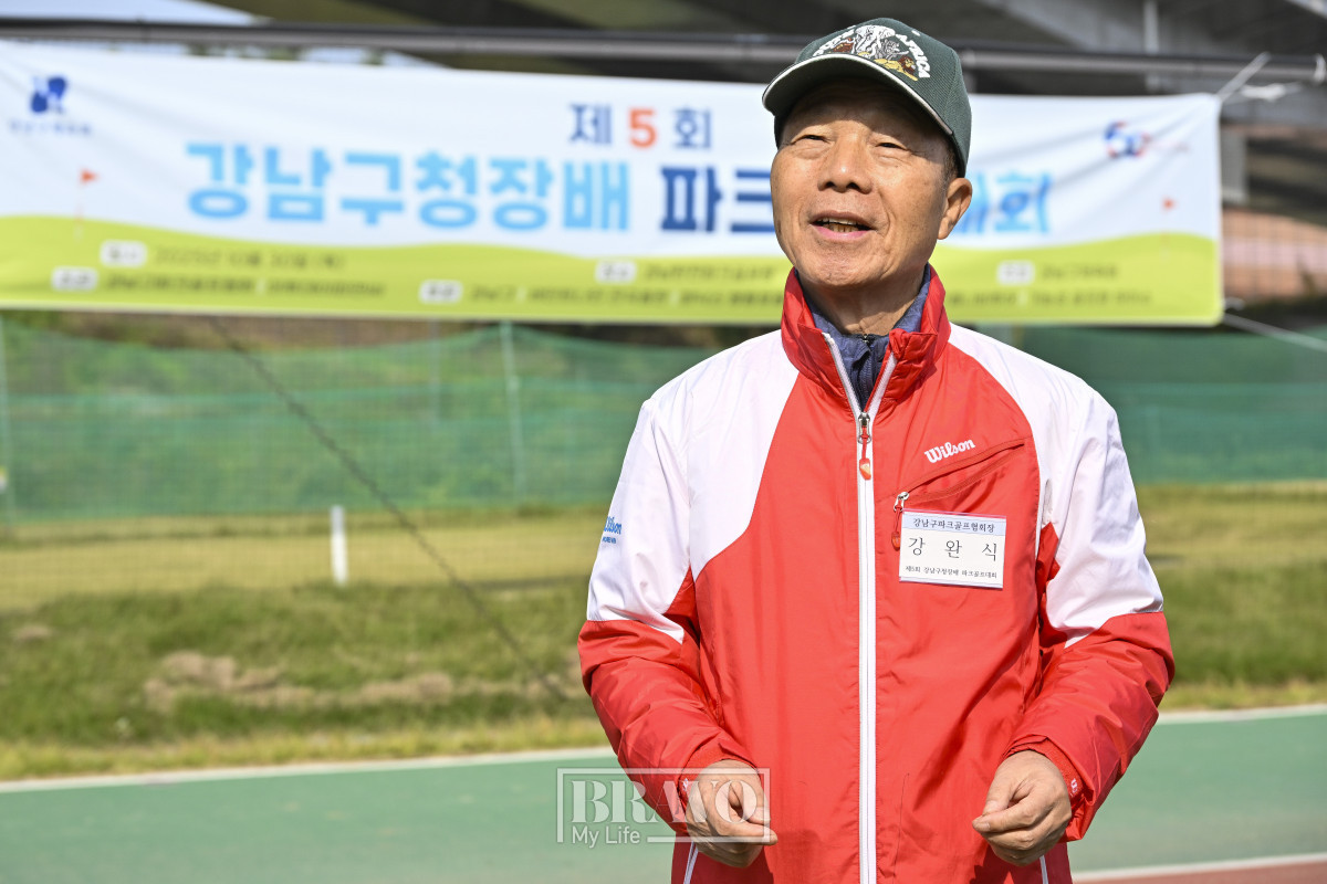 ▲30일 서울 강남구 강남탄천파크골프장에서 열린 제5회 강남구청장배 파크골프대회에서 인터뷰를 하고 있는 강완식 강남구 파크골프협회 회장. 조현호 기자 hyunho@(이투데이)