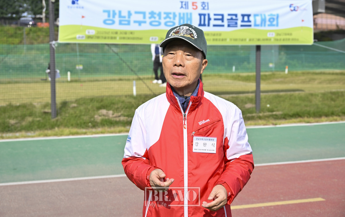 ▲30일 서울 강남구 강남탄천파크골프장에서 열린 제5회 강남구청장배 파크골프대회에서 인터뷰를 하고 있는 강완식 강남구 파크골프협회 회장. 조현호 기자 hyunho@(이투데이)