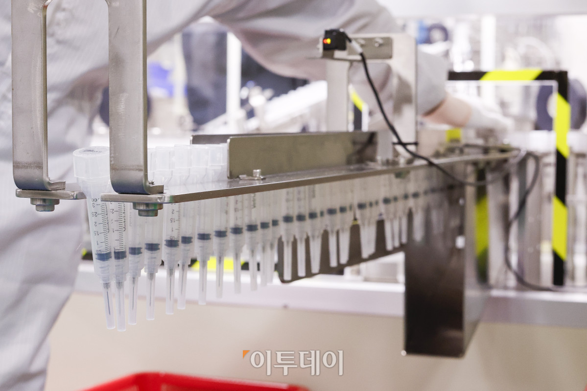 ▲22일 경기도 안성시 HLB생명과학 안성2공장 주사기 생산시설에서 직원들이 하드팩 주사기를 포장하고 있다. 조현호 기자 hyunho@