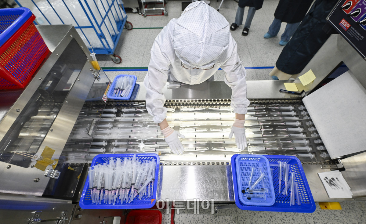 ▲22일 경기도 안성시 HLB생명과학 안성2공장 주사기 생산시설에서 직원들이 주사기 불량검사를 하고 있다. 조현호 기자 hyunho@
