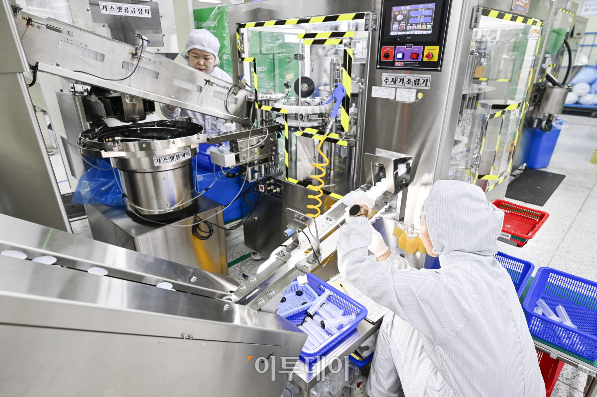 ▲22일 경기도 안성시 HLB생명과학 안성2공장 주사기 생산시설에서 직원들이 주사기 불량검사를 하고 있다. 조현호 기자 hyunho@