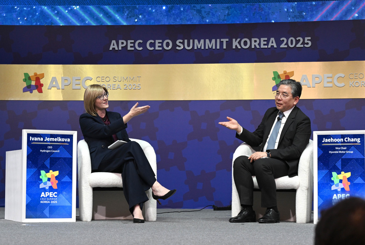 ▲(왼쪽부터) 이바나 제멜코바 수소위원회 CEO, 장재훈 현대차그룹 부회장이 APEC CEO 서밋 수소 세션에서 대담을 진행 중인 모습. (사진=현대차)