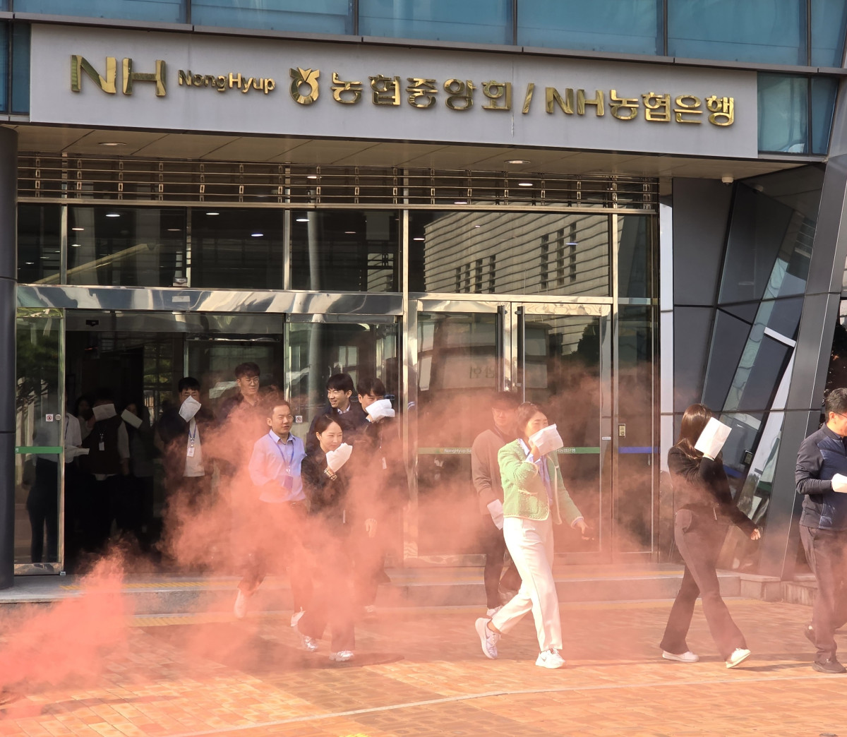 ▲농협중앙회 직원들이 30일 본관에서 화재 발생을 가정한 ‘2025 화재대피 기동훈련’에 참여하고 있다. (사진제공=농협중앙회)