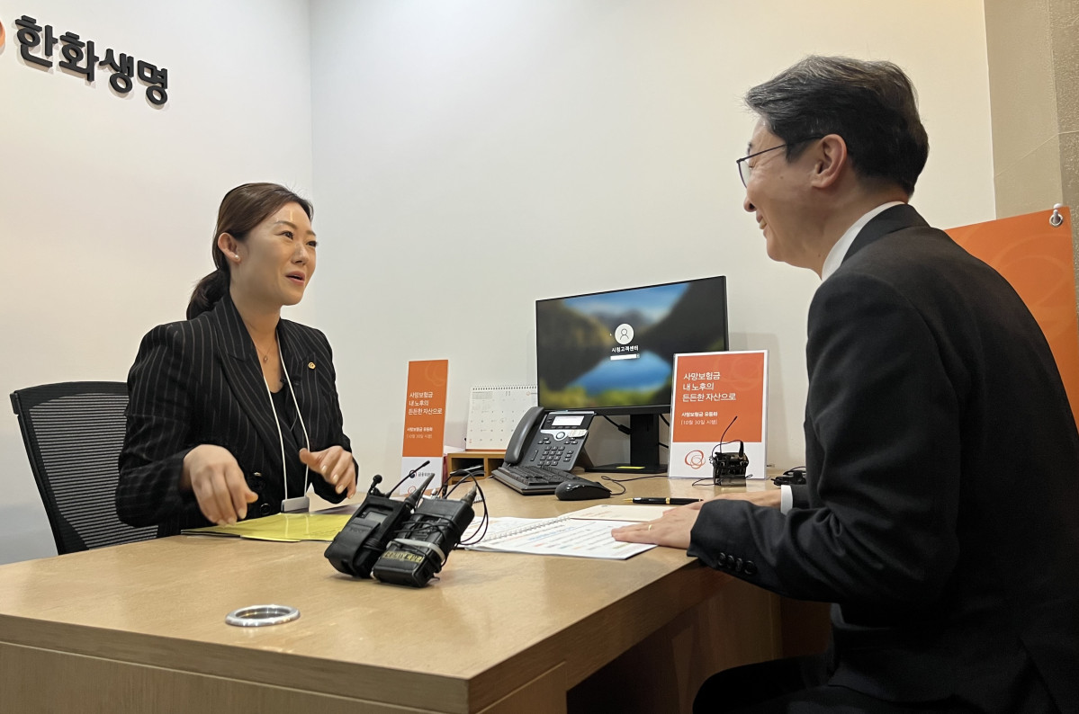 ▲이억원 금융위원장이 ‘사망보험금 유동화’ 제도 시행 첫 날인 30일 서울 중구 한화생명 시청고객센터를 찾아 사망보험금 유동화가 가능한 종신보험 상품에 가입하고 현장직원을 격려했다. (박진희 수습기자)