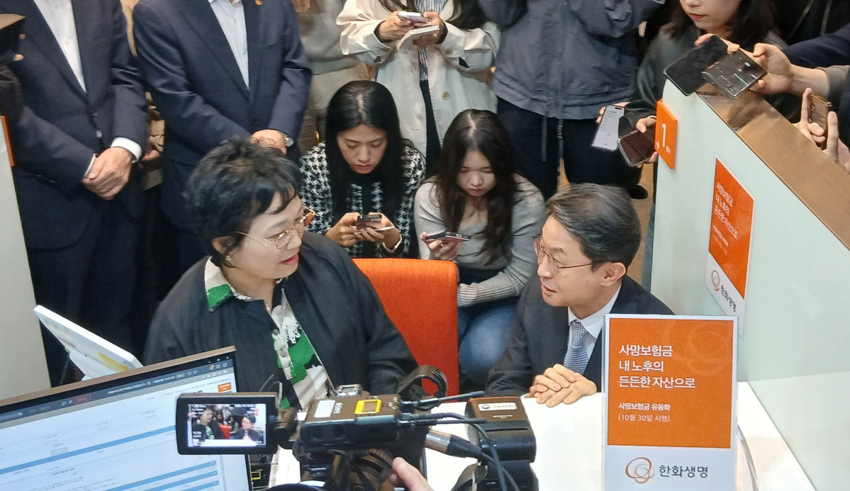 ▲이억원 금융위원장이 30일 서울 중구 한화생명 시청고객센터에서 사망보험금 유동화 신청을 위해 방문한 고객과 대화를 나누고 있다. (황수민 수습기자)