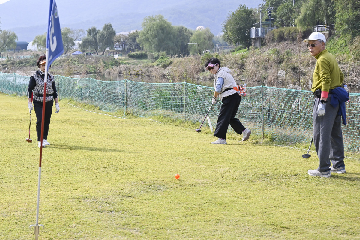 ▲30일 서울 강남구 강남탄천파크골프장에서 열린 제5회 강남구청장배 파크골프대회에서 선수들이 경기를 펼치고 있다. 이날 열린 강남구청장배 파크골프대회는 이투데이피엔씨와 강남구파크골프협회가 공동주관한 대회로 이투데이피엔씨가 시상금·시상품 공동 부담과 더불어 대회 운영용품 등 예산 및 물품을 협찬하고, 우승 트로피 제작을 지원했다. 조현호 기자 hyunho@