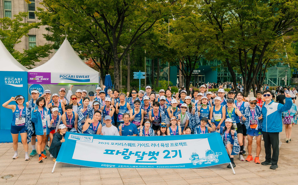 ▲'2025 서울달리기'에 참가한 '파랑달벗' 시각장애인, 가이드러너들이 완주 후 기념촬영을 하고 있다. (사진제공=동아오츠카)