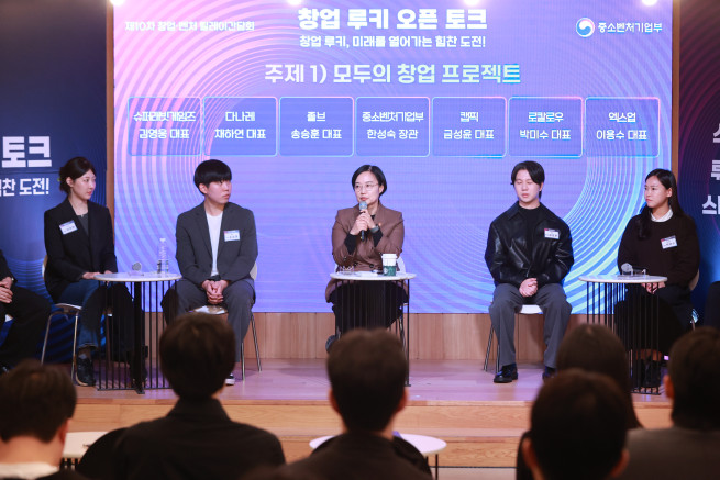 ▲중소벤처기업부 장관이 30일 서울 강남구 팁스타운에서 열린 '제10차 창업벤처 간담회 창업 루키 오픈 토크'에서 패널 토론을 하고 있다. (사진제공=중소벤처기업부)