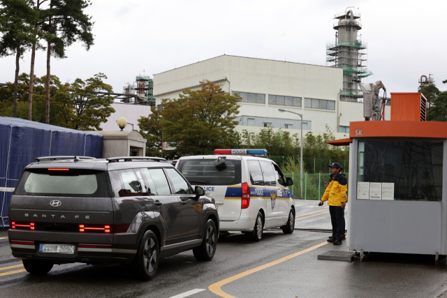 ▲지난 22일 오전 울산경찰청 형사기동대 차량이 울산시 남구 SK에너지 FCC 2공장 내 6명의 사상자가 발생한 수소제조공정 폭발사고 현장 관계기관 합동감식을 위해 공장 정문을 통과하고 있다 (연합뉴스 )