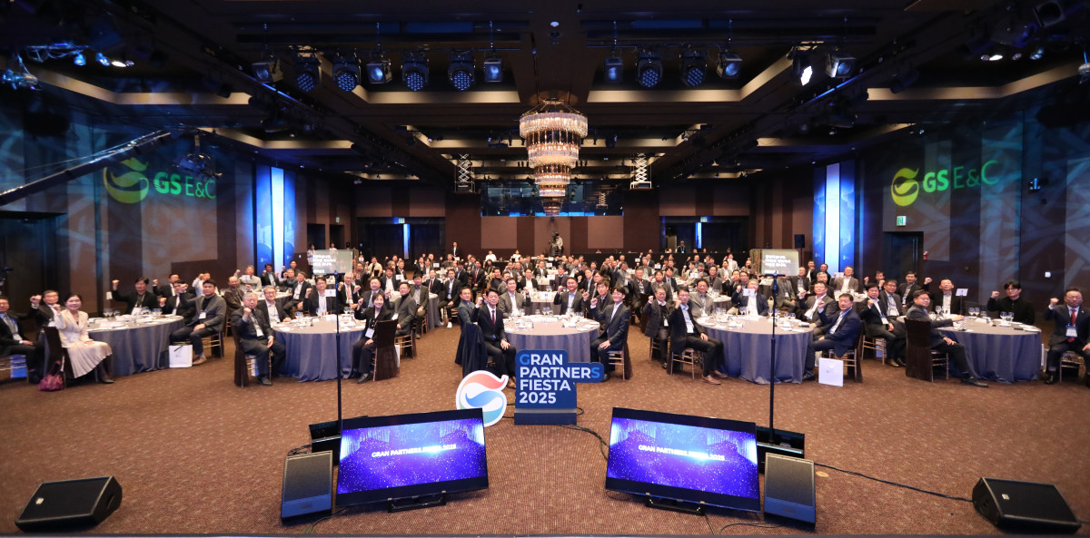 ▲30일 허윤홍 GS건설 대표(앞줄 가운데 테이블 왼쪽에서 세 번째)와 경영진, 협력사 대표들이 ‘그랑 파트너스 피에스타’에 참석해 기념 사진 촬영을 하고 있다. (사진제공=GS건설)