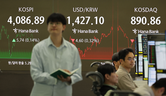 ▲30일 코스피가 전 거래일보다 5.74포인트(0.14%) 상승한 4086.89에 마감했다. 코스닥 지수는 전 거래일보다 10.73포인트(1.19%) 떨어진 890.86원에 마감했다. (사진= 뉴시스)