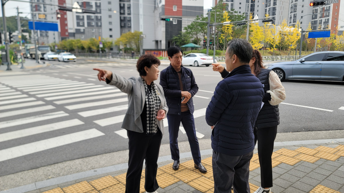 ▲김상수 용인특례시의회 문화복지위원장이 30일 용인 고진역 앞 사거리에서 관계자들과 교통 혼잡 민원 현장을 점검하며 대각선 횡단보도 설치 필요성을 논의하고 있다. (용인특례시의회)