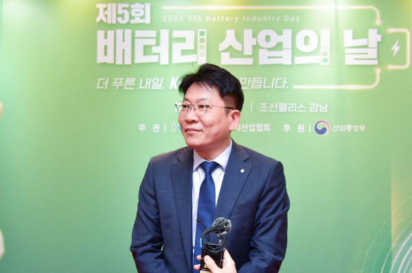 ▲김동명 한국배터리산업협회장(LG에너지솔루션 대표이사)가 30일 서울 강남구 조선팰리스 호텔에서 열린 ‘제5회 배터리 산업의 날’ 행사장에서 기자들의 질문에 답변하고 있다. (사진제공= LG에너지솔루션)