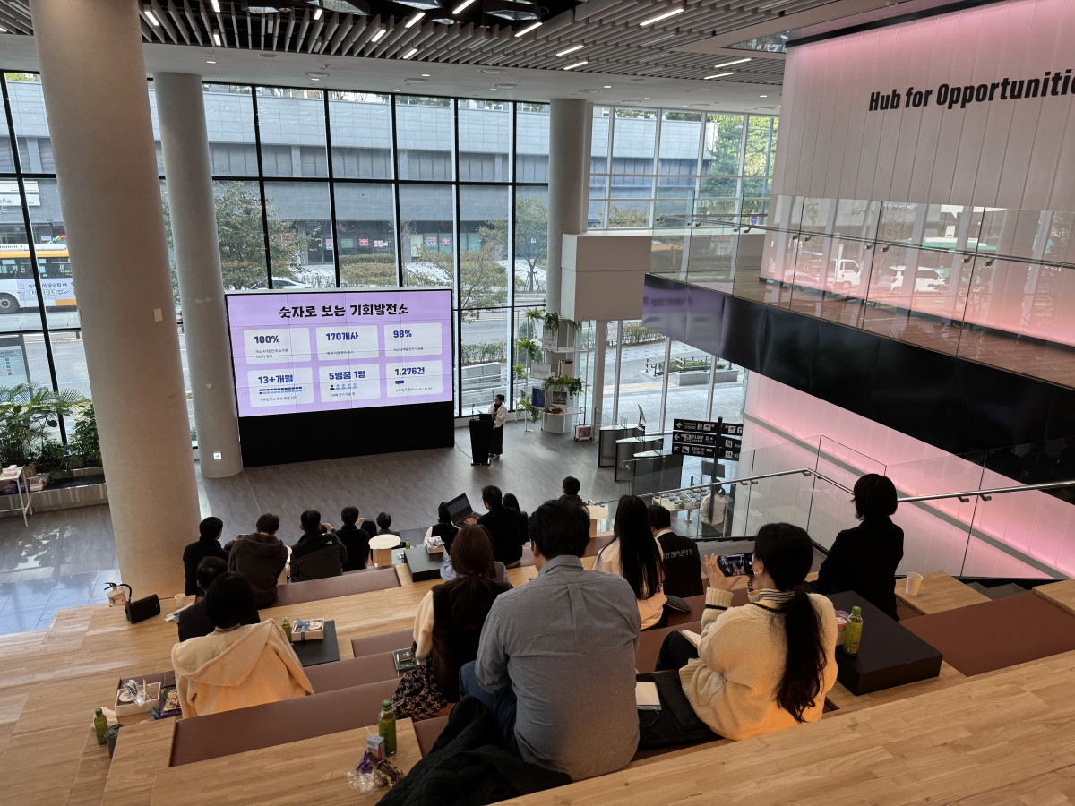 ▲판교 제2테크노밸리 글로벌비즈센터 내 강의실에서 판교 기업 근로자들이 계단형 좌석에 앉아 개소 2주년 행사 ‘숫자로 보는 기회발전소’ 발표를 보고 있다. (경기주택도시공사(GH))