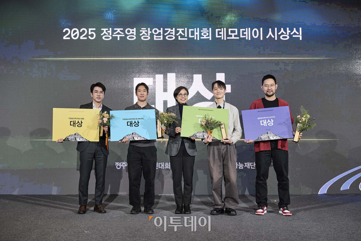 ▲엄윤미 아산나눔재단 이사장이 29일 서울 강남구 코엑스에서 열린 민간 최대 규모 창업경진대회인 2025 정주영 창업경진대회(이하 정창경) 데모데이에서 대상을 수상한 김여명(왼쪽부터) 여명거리 대표, 현종현 하이드로엑스팬드 대표, 엄 이사장. 김상윤 스냅스케일 대표, 윤거성 펄스애드 대표와 기념촬영을 하고 있다.  (사진제공=아산나눔재단)