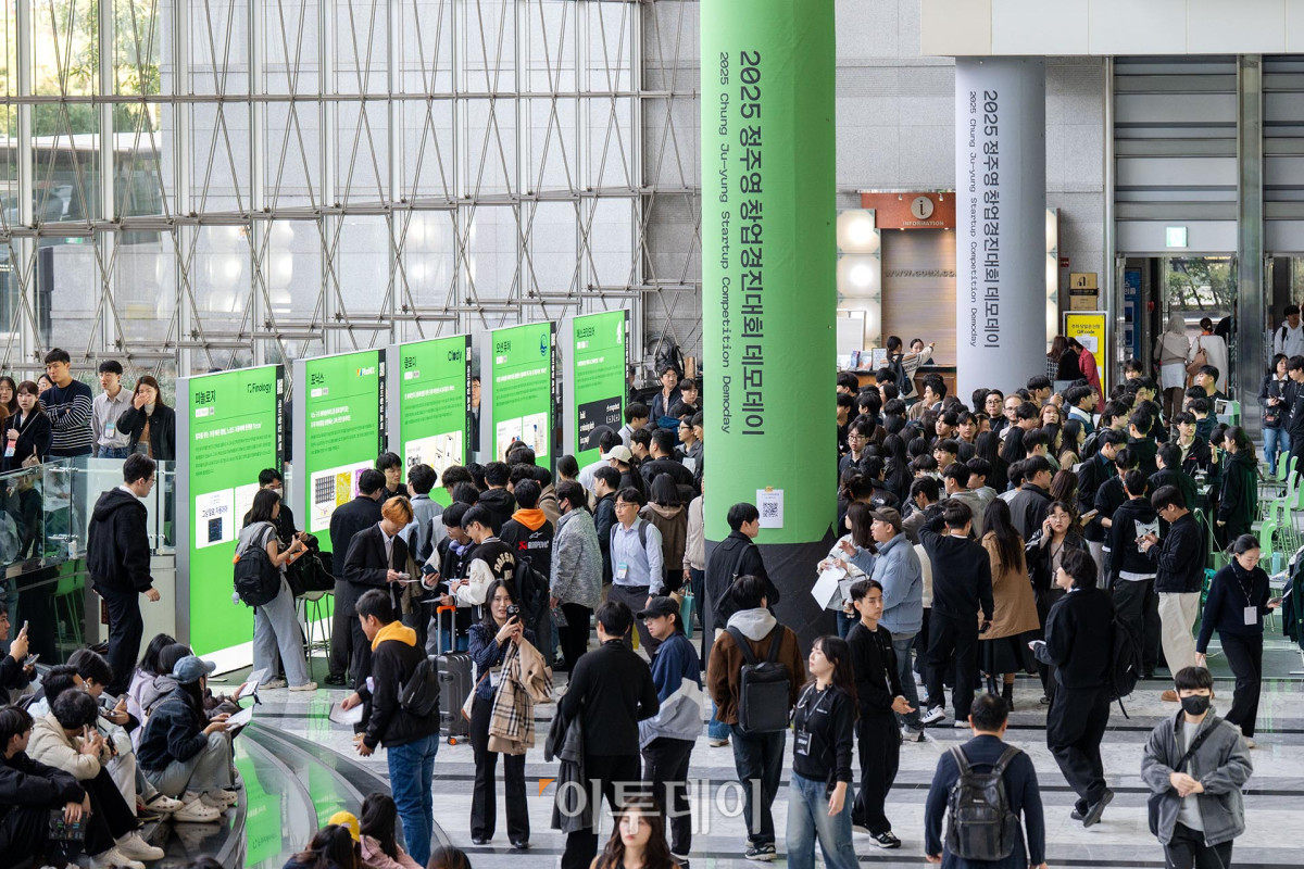 ▲29일 서울 강남구 코엑스에서 열린 민간 최대 규모 창업경진대회인 2025 정주영 창업경진대회(이하 정창경) 데모데이 행사장이 참관객으로 북적이고 있다. (사진제공=아산나눔재단)