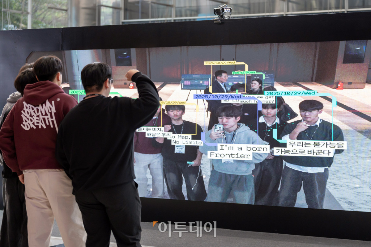 ▲29일 서울 강남구 코엑스에서 열린 민간 최대 규모 창업경진대회인 2025 정주영 창업경진대회(이하 정창경) 데모데이에서 참관객들이 개척 메시지 갤러리 포토존에서 기념촬영을 하고 있다.  (사진제공=아산나눔재단)