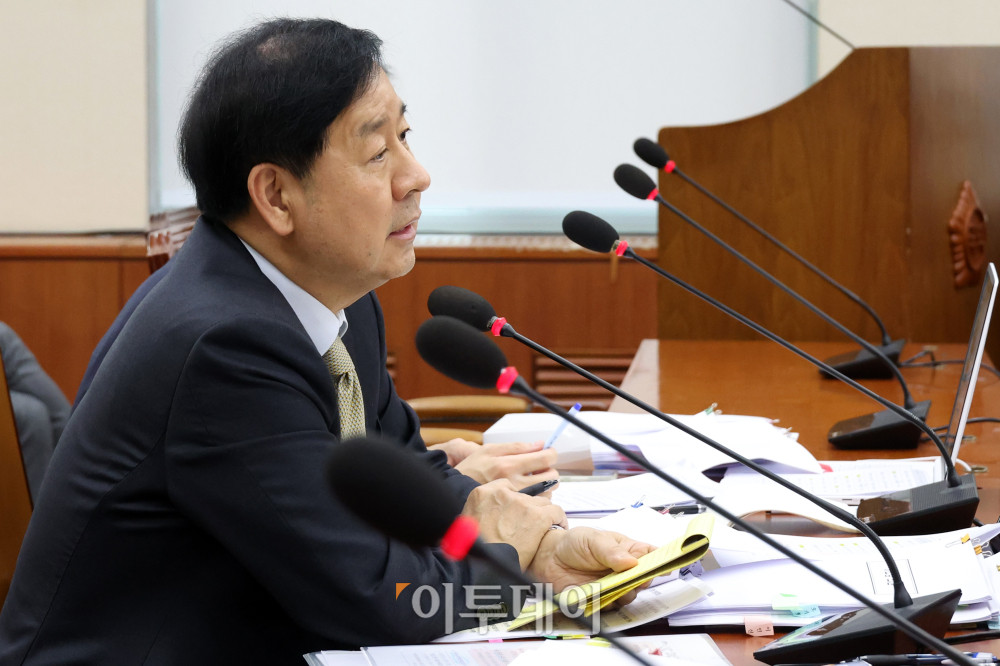 ▲구윤철 경제부총리 겸 기획재정부 장관이 30일 서울 여의도 국회 기획재정위원회에서 열린 종합감사에서 의원 질의에 답하고 있다. 고이란 기자 photoeran@