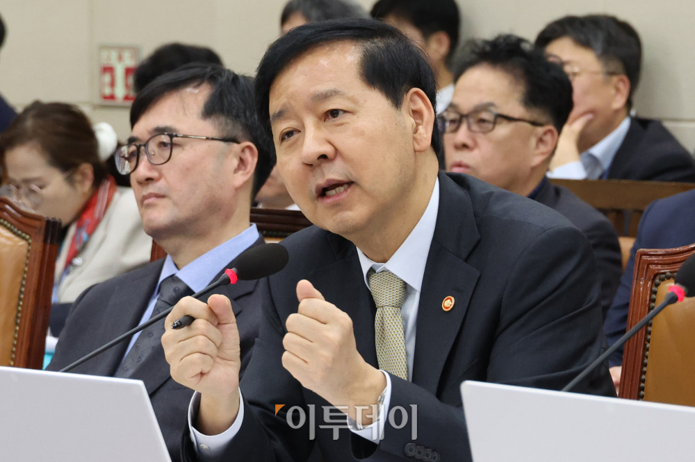 ▲구윤철 경제부총리 겸 기획재정부 장관이 30일 서울 여의도 국회 기획재정위원회에서 열린 종합감사에서 의원 질의에 답하고 있다. 고이란 기자 photoeran@