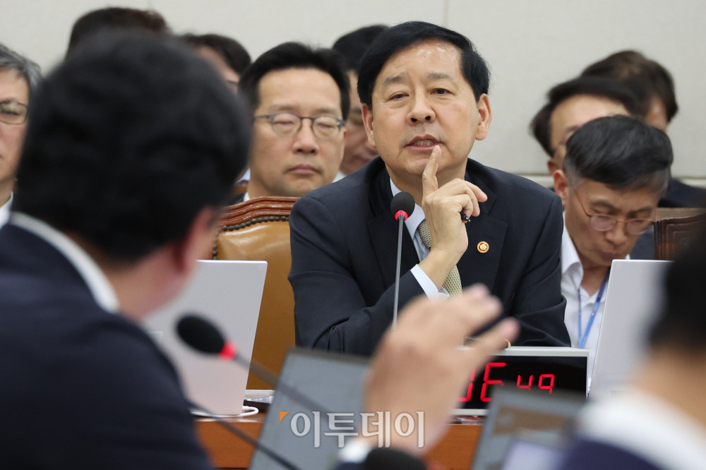 ▲구윤철 경제부총리 겸 기획재정부 장관이 30일 서울 여의도 국회 기획재정위원회에서 열린 종합감사에서 의원 질의에 답하고 있다. 고이란 기자 photoeran@