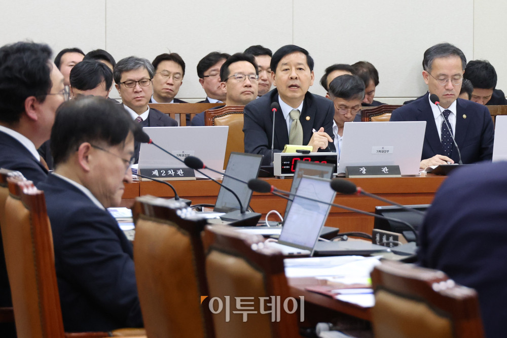 ▲구윤철 경제부총리 겸 기획재정부 장관이 30일 서울 여의도 국회 기획재정위원회에서 열린 종합감사에서 의원 질의에 답하고 있다. 고이란 기자 photoeran@