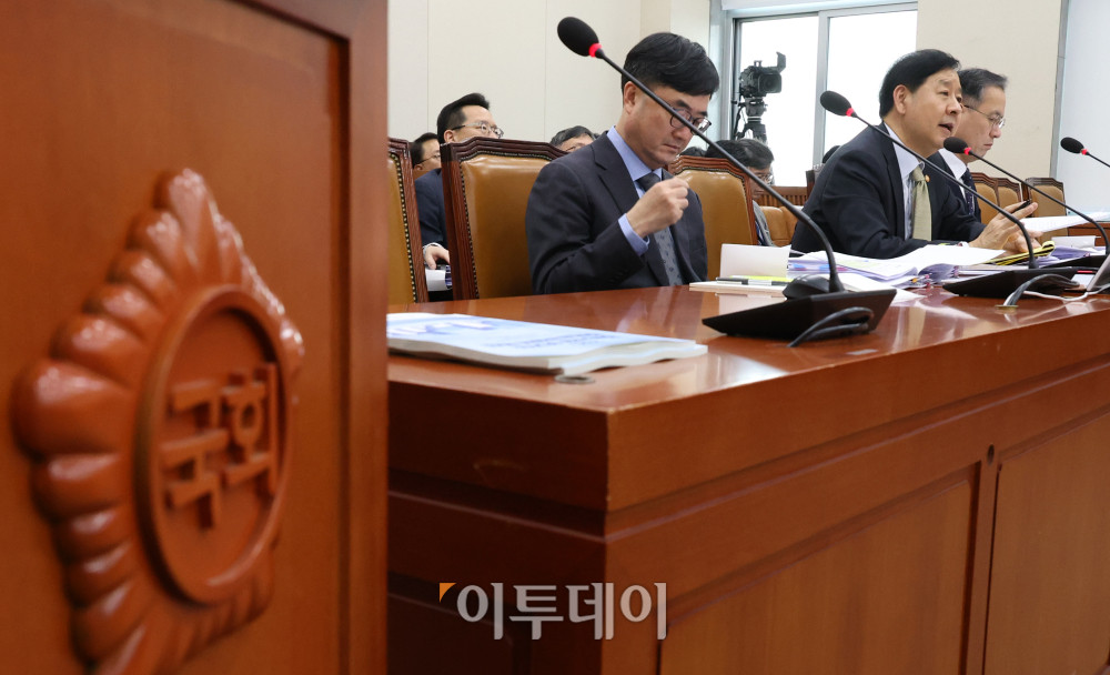 ▲구윤철 경제부총리 겸 기획재정부 장관이 30일 서울 여의도 국회 기획재정위원회에서 열린 종합감사에서 의원 질의에 답하고 있다. 고이란 기자 photoeran@