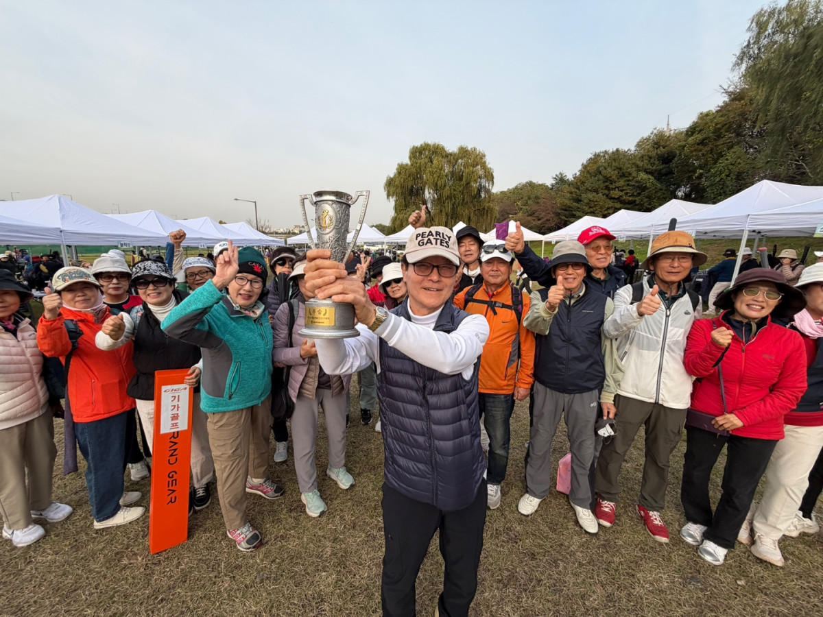 ▲단체전 1위를 차지한 콘도르 클럽 김선배 클럽장이 트로피를 들어올리고 있다. 이준호 기자 jhlee@