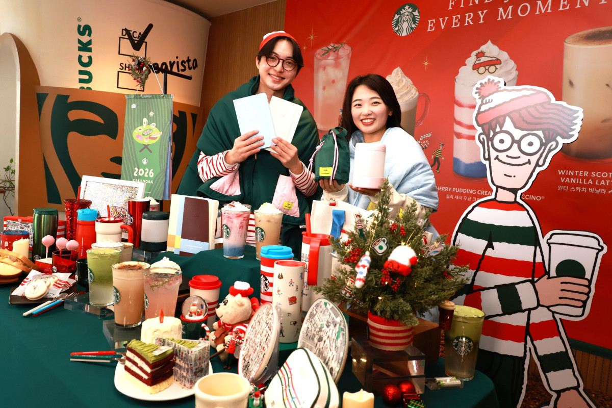 ▲스타벅스코리아가 겨울 프로모션 라인업을 공개, 본격적인 크리스마스 시즌의 막을 올렸다.이번 겨울 프로모션은 유니버설 스튜디오의 오랫동안 사랑받은 퍼즐 그림책 시리즈인 ‘월리를 찾아라’와의 협업으로 꾸며졌다. (사진제공=스타벅스코리아)