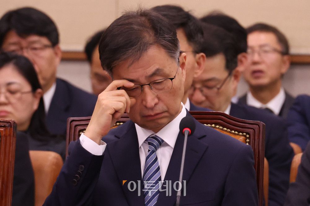 ▲최재해 감사원장이 30일 서울 여의도 국회 법제사법위원회에서 열린 종합감사에서 안경을 고쳐쓰고 있다. 고이란 기자 photoeran@