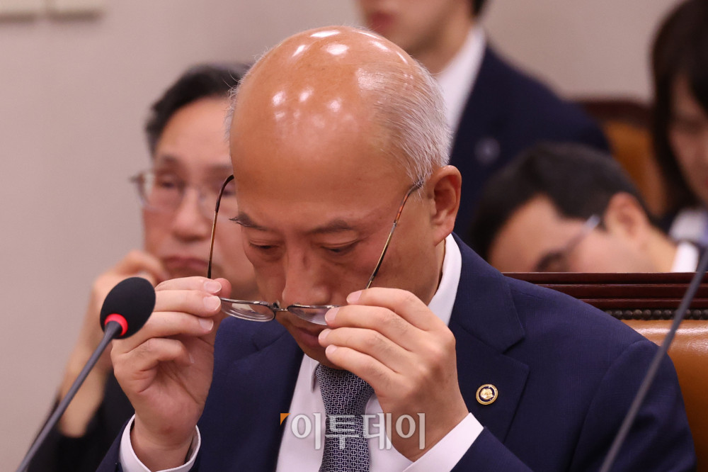 ▲최재해 감사원장이 30일 서울 여의도 국회 법제사법위원회에서 열린 종합감사에서 안경을 고쳐쓰고 있다. 고이란 기자 photoeran@