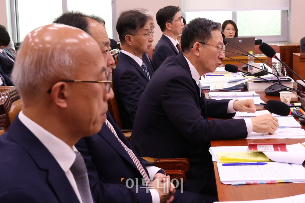 ▲정성호 법무부 장관이 30일 서울 여의도 국회 법제사법위원회에서 열린 종합감사에서 의원 질의에 답하고 있다. 고이란 기자 photoeran@