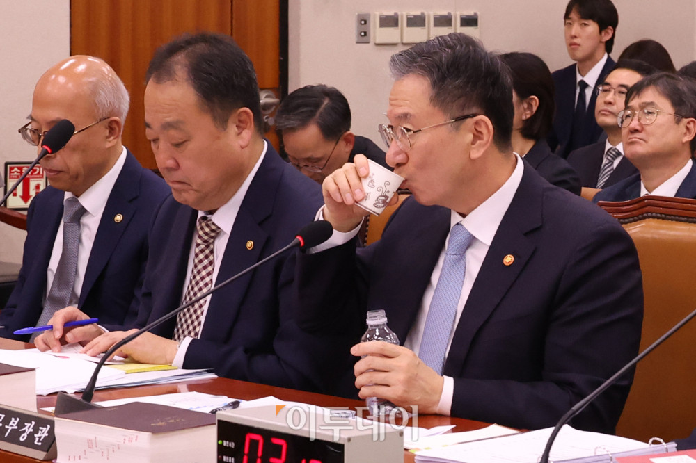 ▲정성호 법무부 장관이 30일 서울 여의도 국회 법제사법위원회에서 열린 종합감사에서 물을 마시고 있다. 고이란 기자 photoeran@