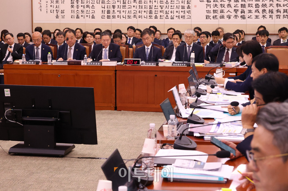 ▲정성호 법무부 장관이 30일 서울 여의도 국회 법제사법위원회에서 열린 종합감사에서 의원 질의에 답하고 있다. 고이란 기자 photoeran@