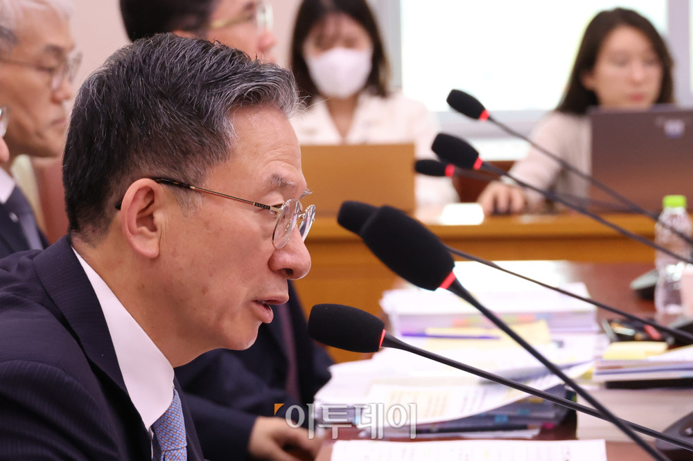 ▲정성호 법무부 장관이 30일 서울 여의도 국회 법제사법위원회에서 열린 종합감사에서 의원 질의에 답하고 있다. 고이란 기자 photoeran@