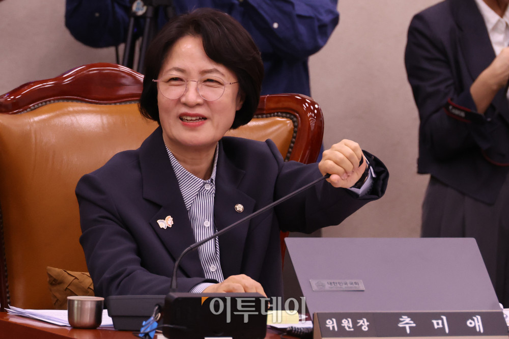 ▲30일 서울 여의도 국회 법제사법위원회에서 열린 종합감사에서 추미애 의원장이 미소짓고 있다. 고이란 기자 photoeran@