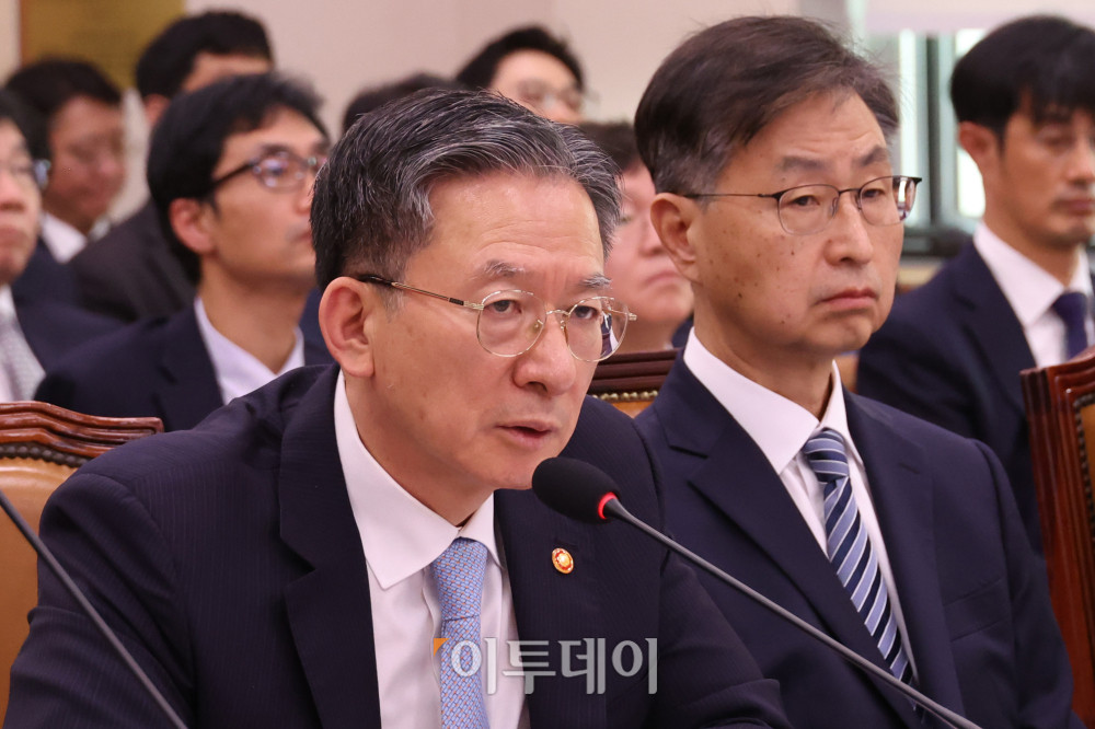 ▲정성호 법무부 장관이 30일 서울 여의도 국회 법제사법위원회에서 열린 종합감사에서 의원 질의에 답하고 있다. 고이란 기자 photoeran@