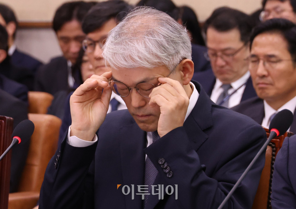 ▲천대엽 법원행정처장이 30일 서울 여의도 국회 법제사법위원회에서 열린 종합감사에서 안경을 고쳐쓰고 있다. 고이란 기자 photoeran@